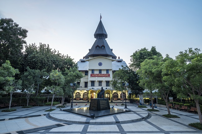 ธรรมศาสตร์ ท่าพระจันทร์